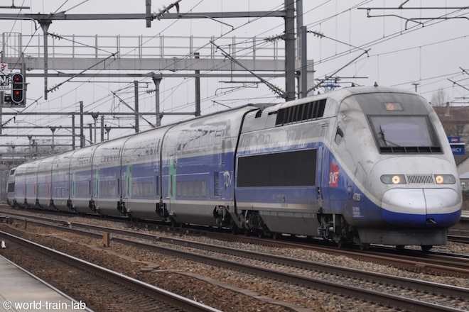 パリ近郊を走行する TGV