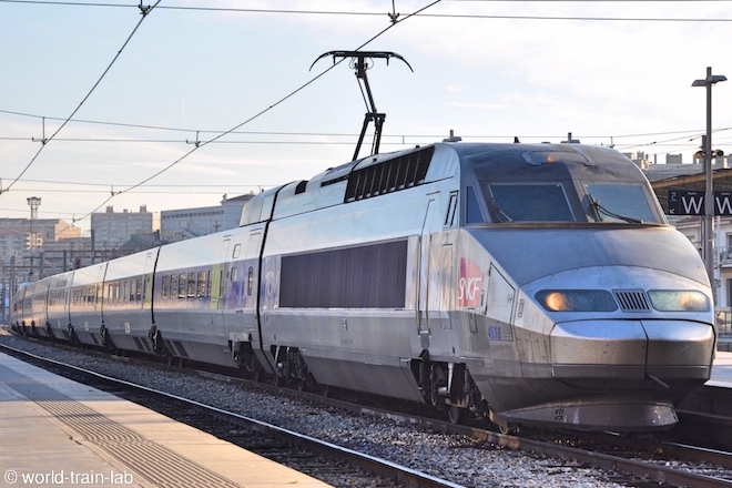 マルセイユ駅に入線する TGV