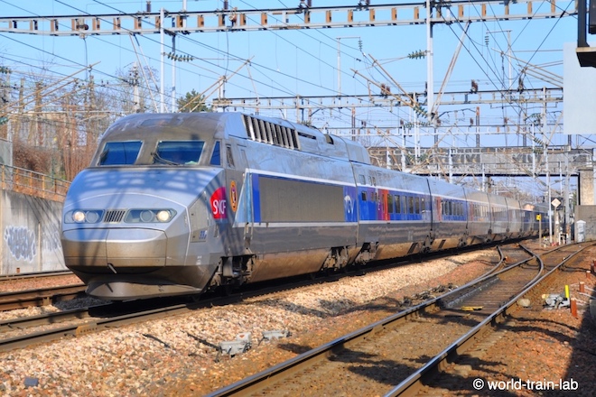 Massy TGV駅を通過する TGV